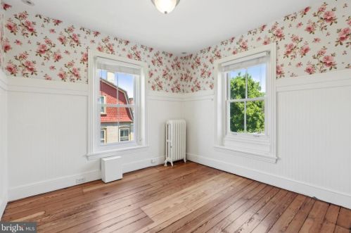 28 Gravers Ln, Philadelphia PA 19118-4132 exterior