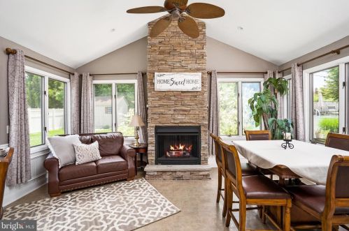 39 Ray Dwier Dr, Trenton NJ  08690-1808 exterior