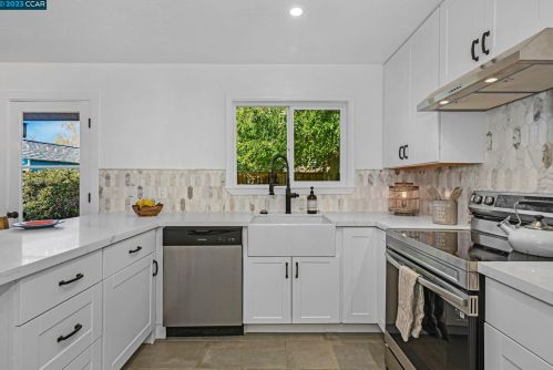 1374 Washington Blvd, Concord CA  94521-4002 exterior