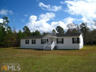 404 Hickory Bluff Rd, Waverly, GA 31565-2608