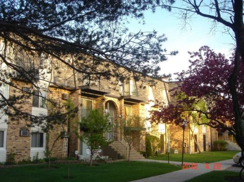 12 Dundee Quarter Dr, Palatine, IL 60074-1610