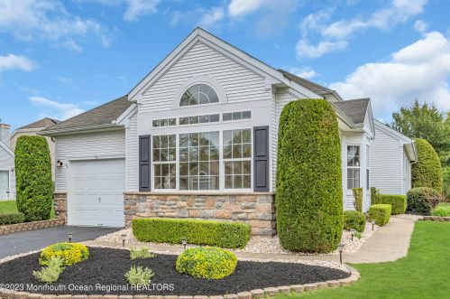 47 Devereux Dr, Lakehurst, NJ 08759-6063