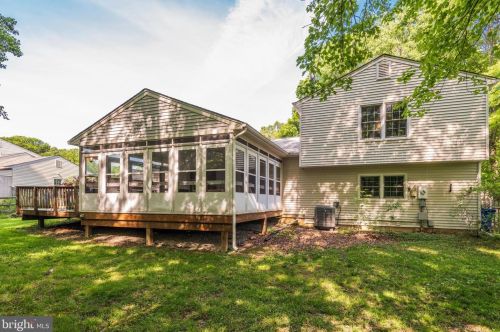 2333 Rosedown Dr, Herndon VA  20191-1631 exterior