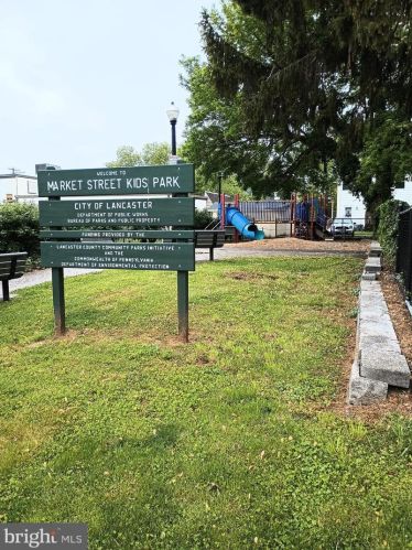 860 Market St, Lancaster PA  17603-2755 exterior