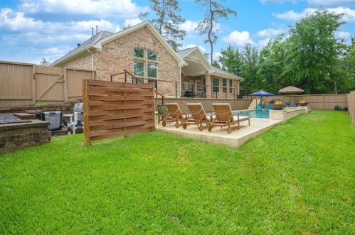 1828 Lily Meadows Dr, Conroe TX  77304-2949 exterior