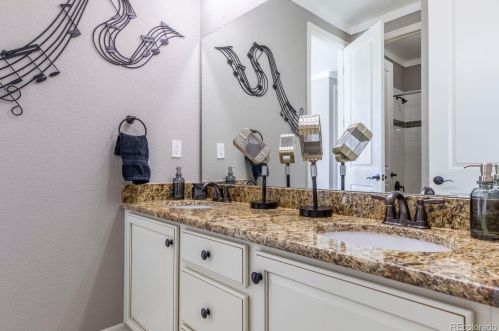 26525 Peakview Dr, Aurora CO 80016-6110 exterior