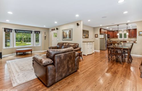 12 Dukes Ct, Half Day, IL 60069-3309