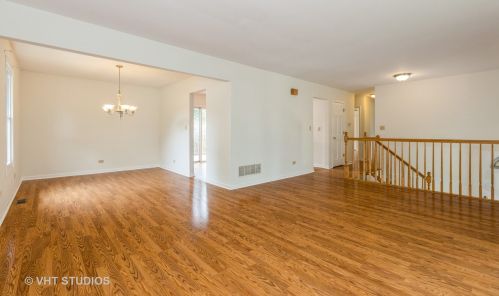 136 Lancaster Dr, Lemont, IL 60440-1806
