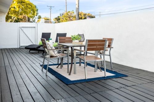 8212 Munster Dr, Huntington Beach CA  92646-5025 exterior