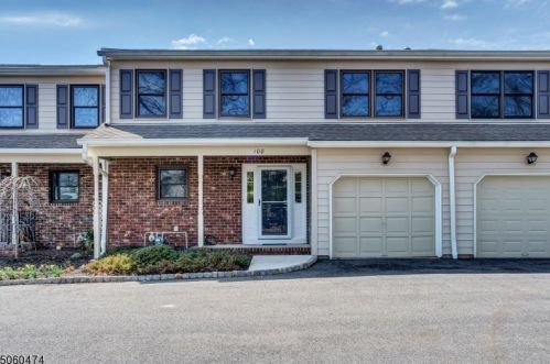 108 Sunrise Dr, Gillette, NJ 07933-1944