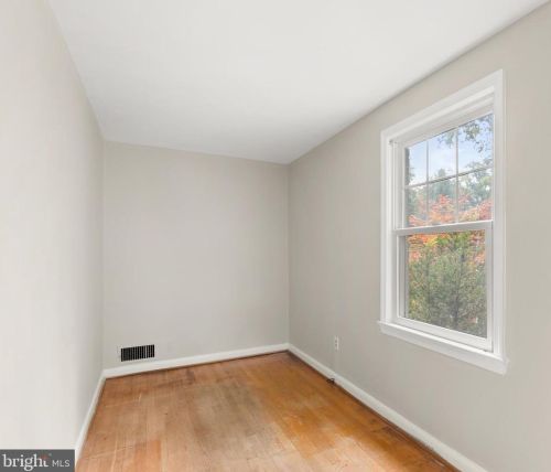 1423 Crestridge Dr, Silver Spring MD 20910-1535 exterior