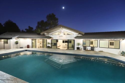 3001 Cloudcrest Rd, Glendale, CA 91214-1304