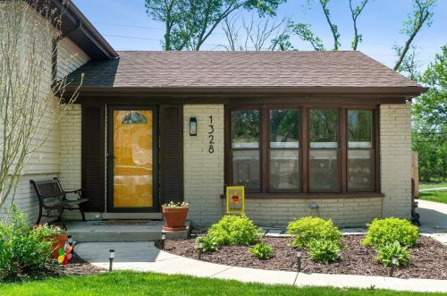 1328 Indigo Dr, Mount Prospect, IL 60056-1547