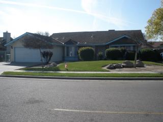 1055 Oakdale Ln, Lemoore CA  93245-3429 exterior