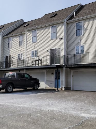 15 Elm St, Derry, NH 03038-3203