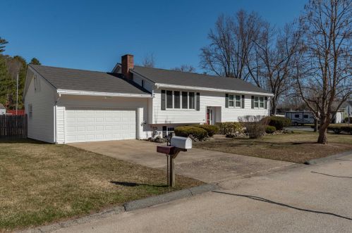 34 Palisade Dr, Nashua, NH 03062-2108