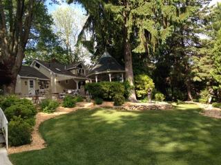 975 Summit Rd, Cheshire, CT 06410-1364