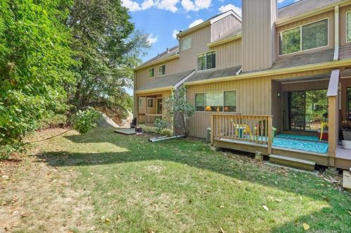 272 Sunwood Dr, Huntington CT  06484-3885 exterior