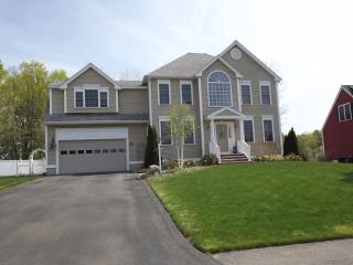 8 Wild Rose Dr, Nashua, NH 03063-2826