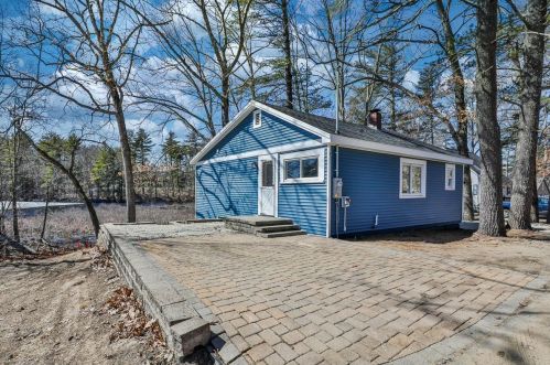 41 Shore Rd, Sandown, NH 03873-2438