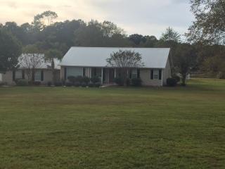 136 Walker Ln, Baxley, GA 31513-8394