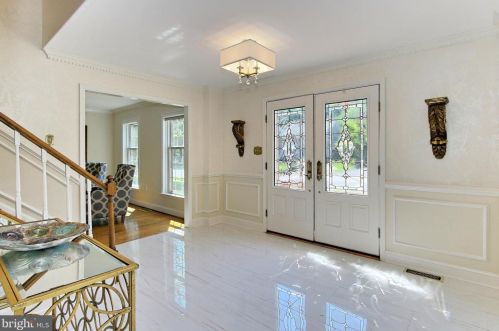 6211 Homespun Ln, Falls Church, VA 22044-1012