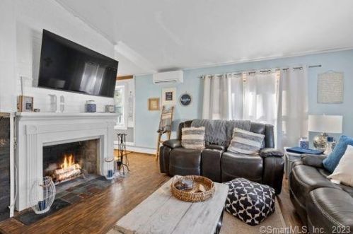 50 Carriage Hill Dr, Niantic, CT 06357-1302
