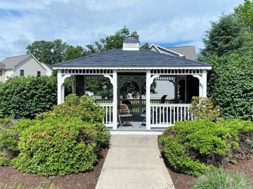 19 Village Ln, Windsor Locks CT  06096-1589 exterior