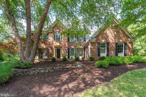 12050 Rose Hall Dr, Clifton, VA 20124-2065