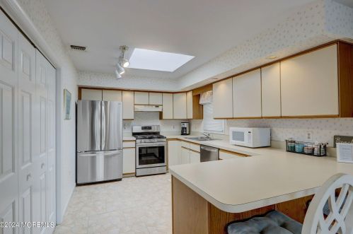 16 Pennsylvania Ave, Lavallette NJ 08735-2437 exterior