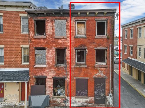 38 Wood St, Trenton, NJ 08618-3940