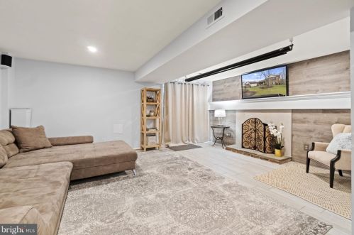 12040 Stoneford Dr, Woodbridge, VA 22192-1414