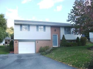 3183 Thistle Dr, Lancaster PA  17601-1375 exterior