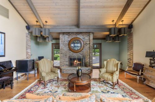 601 Lake Hinsdale Dr, Willowbrook IL  60527-2260 exterior