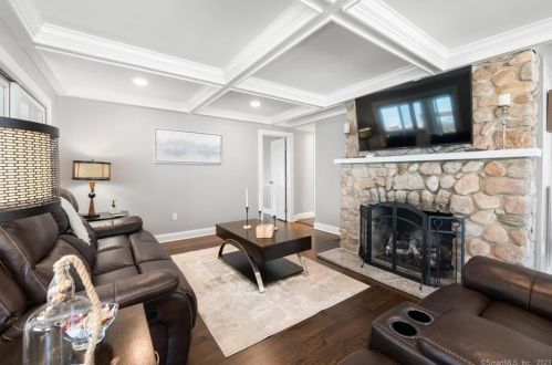 2 Sea Breeze Ave, Niantic CT  06357-3415 exterior