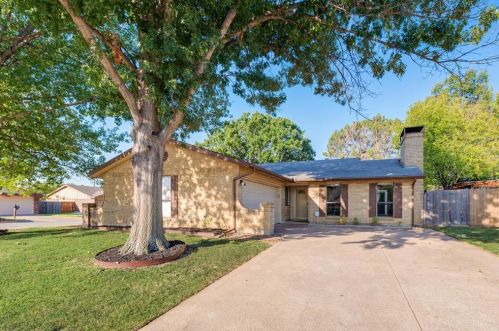 2901 Woodbridge Dr, Bedford, TX 76021-3639