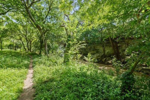 5204 Creekline Dr, Austin TX  78745-2227 exterior