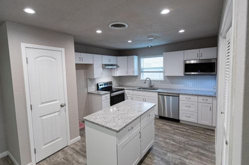 306 Ables St, Granbury TX  76048-1806 exterior