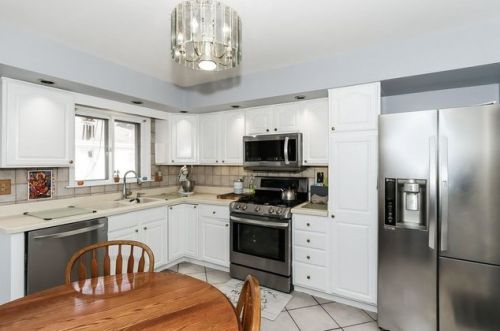221 Dempster St, Des Plaines, IL 60016-2647