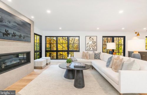 603 Gravers Ln, Philadelphia, PA 19118-0041