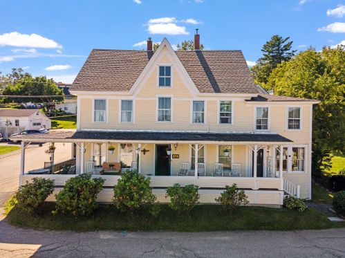 12 Maple St, Laconia, NH 03246-1804