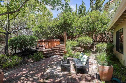5900 Charter Oaks Dr, Hayward CA  94552-1678 exterior