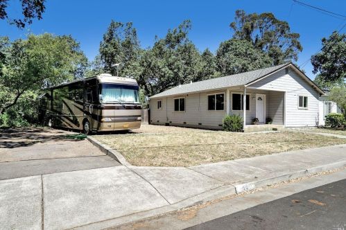 35 4th St, Windsor, CA 95492-9120