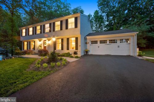 12129 Folkstone Dr, Herndon, VA 20171-1822