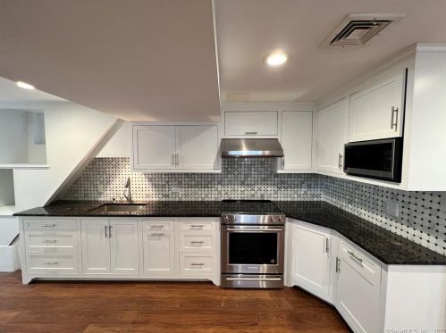 7 Auburn St, Norwalk CT  06854-4003 exterior