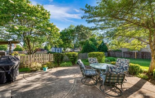 1168 Chalet Dr, Carol Stream IL  60188-3972 exterior