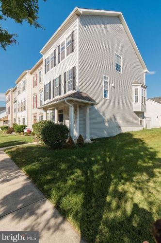 84 Davis St, Charles Town, WV 25414-4478