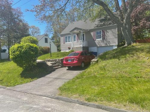 11 Deepwood Dr, Waterbury, CT 06708-2906