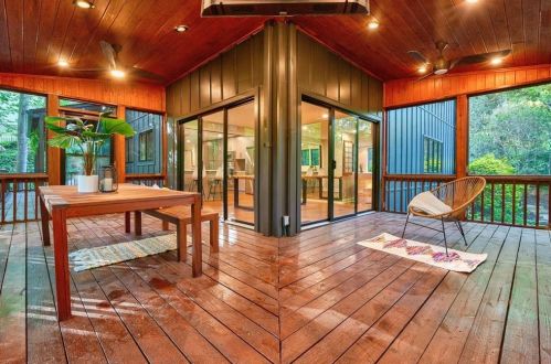 620 Colebrook Ct, Atlanta GA  30327-4710 exterior