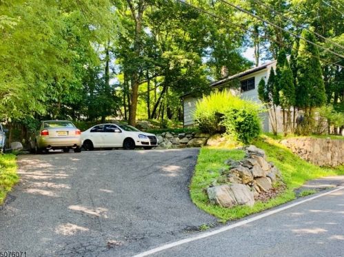 731 Brooklyn Mountain Rd, Hopatcong, NJ 07843-1540